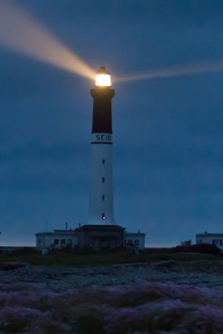 Le_phare_de_Sein_sous_le_grain.jpg